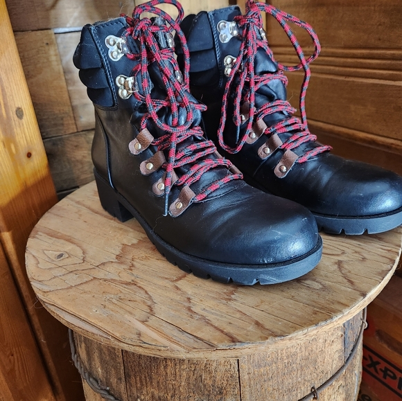 MUDD BLACK COMBAT BOOTS WITH RED AND BLACK SHOE LACES - Picture 6 of 8